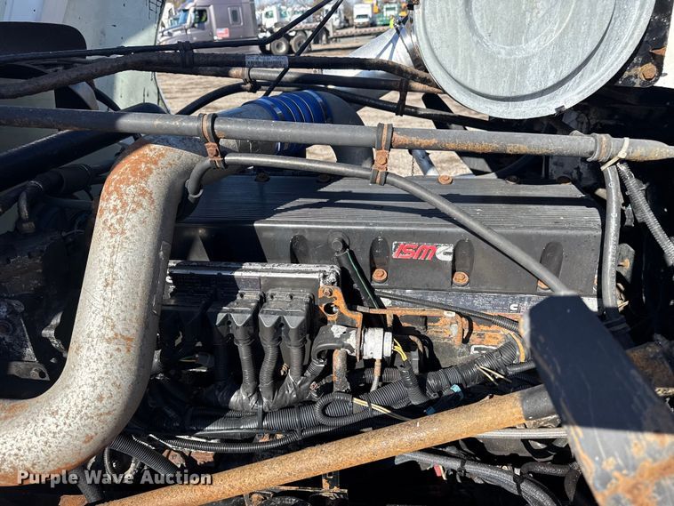 image for item EG1798 2000 Freightliner semi truck