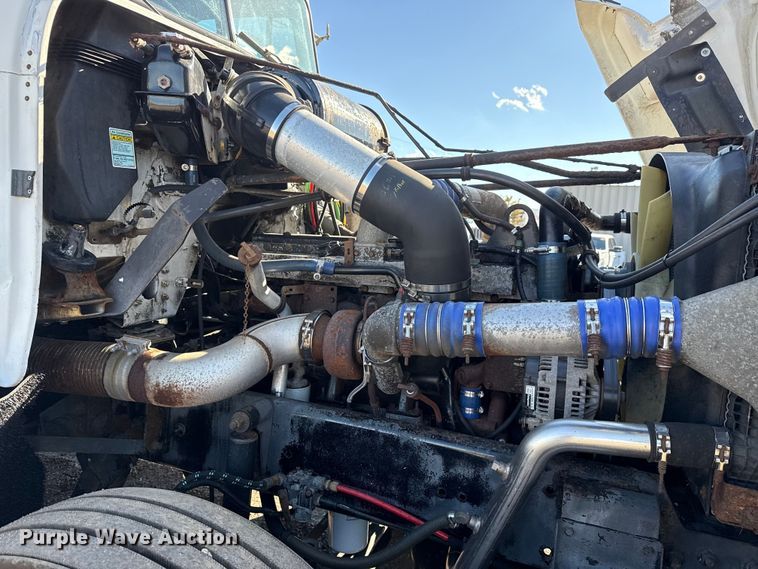 image for item EG1798 2000 Freightliner semi truck