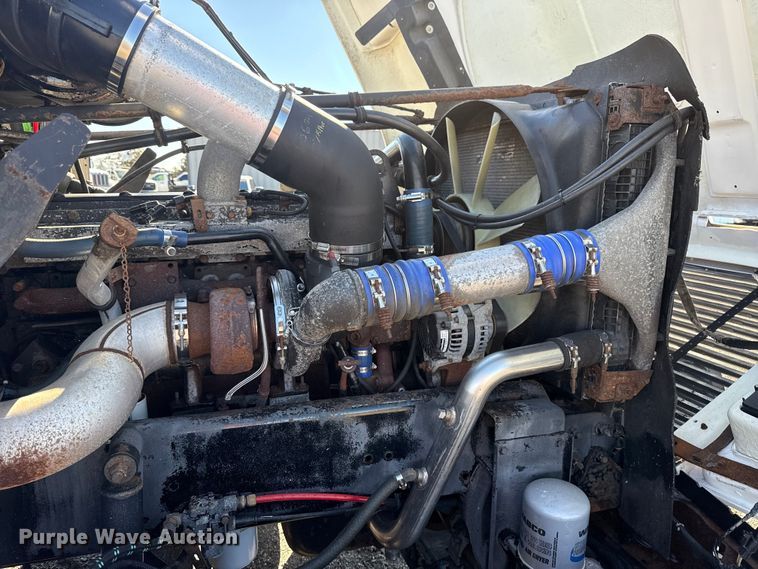 image for item EG1798 2000 Freightliner semi truck