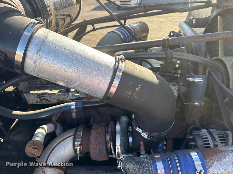 image for item EG1798 2000 Freightliner semi truck