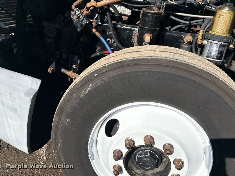 image for item EG1798 2000 Freightliner semi truck