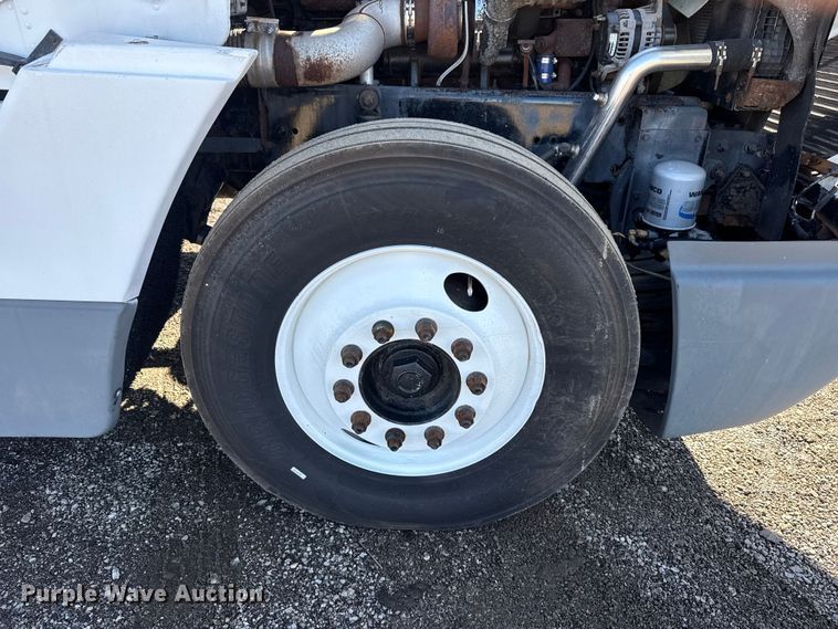 image for item EG1798 2000 Freightliner semi truck