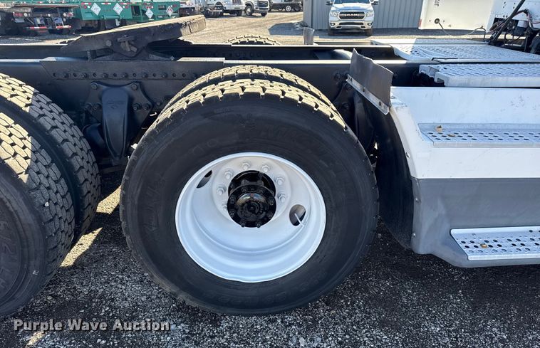 image for item EG1798 2000 Freightliner semi truck