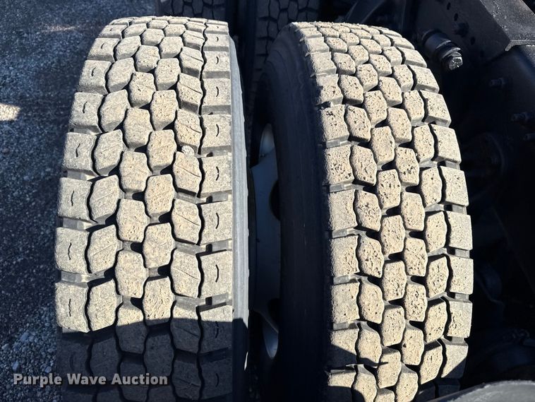 image for item EG1798 2000 Freightliner semi truck