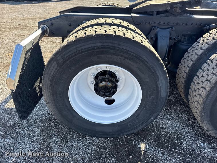 image for item EG1798 2000 Freightliner semi truck