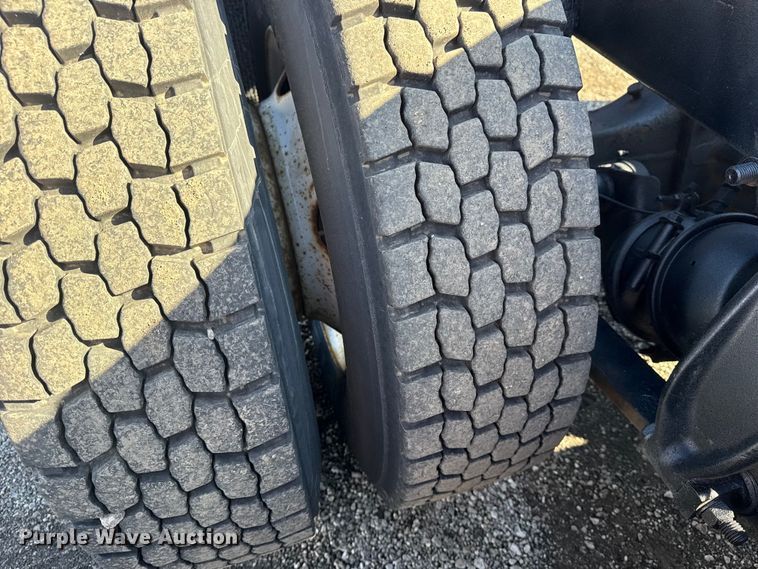 image for item EG1798 2000 Freightliner semi truck