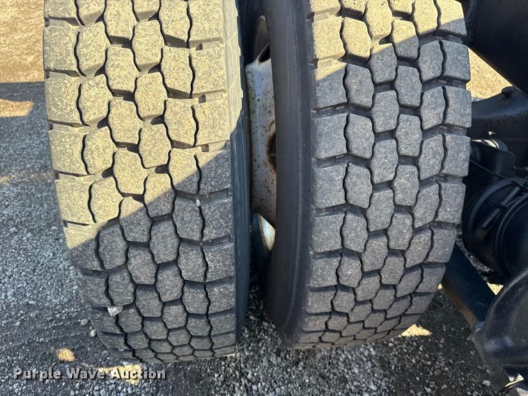 image for item EG1798 2000 Freightliner semi truck