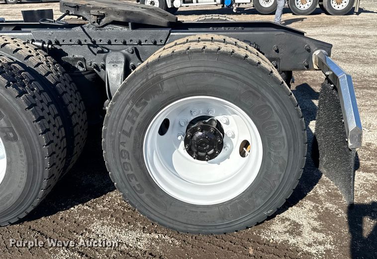 image for item EG1798 2000 Freightliner semi truck