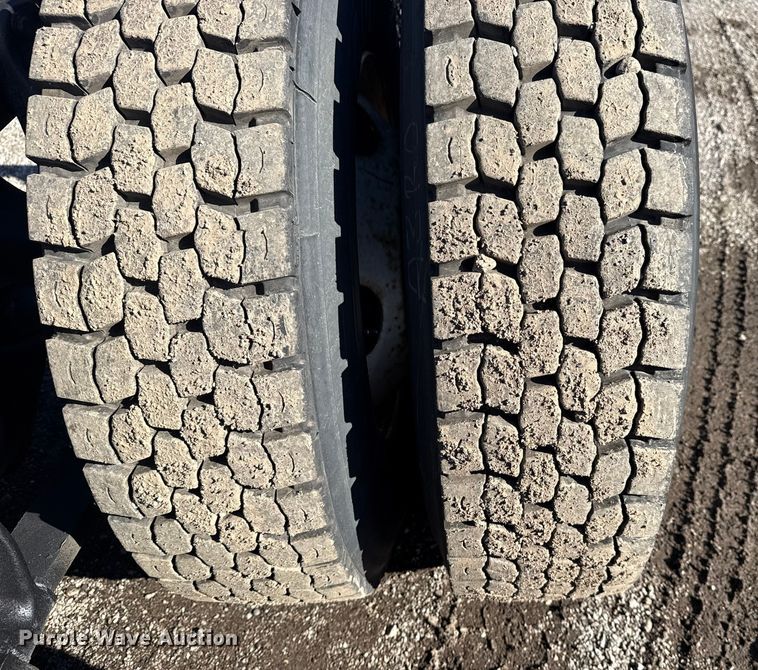 image for item EG1798 2000 Freightliner semi truck