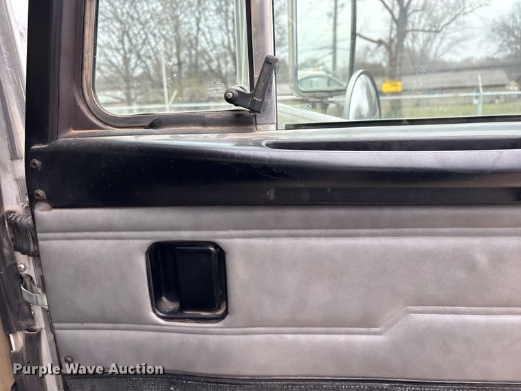 image for item EG8309 2004 Peterbilt 330 truck cab and chassis