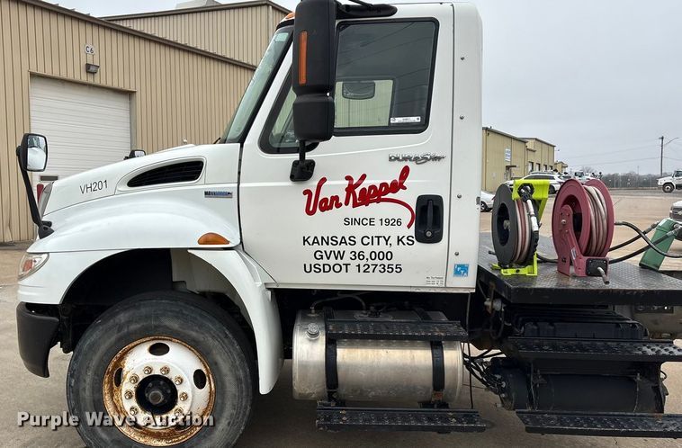 image for item EG8311 2009 International 4400 truck cab and chassis