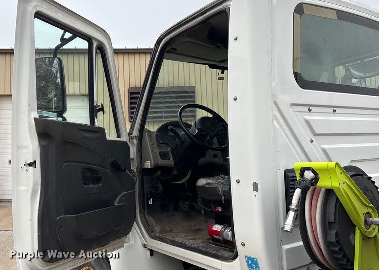 image for item EG8311 2009 International 4400 truck cab and chassis