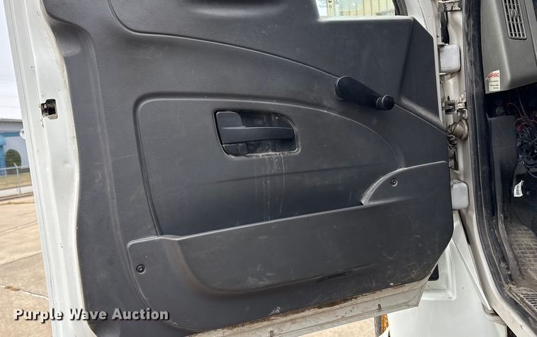 image for item EG8311 2009 International 4400 truck cab and chassis