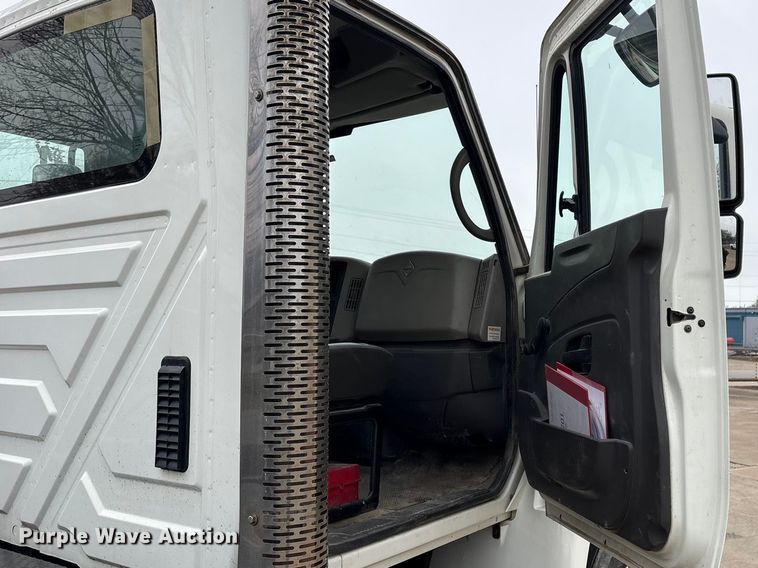 image for item EG8311 2009 International 4400 truck cab and chassis