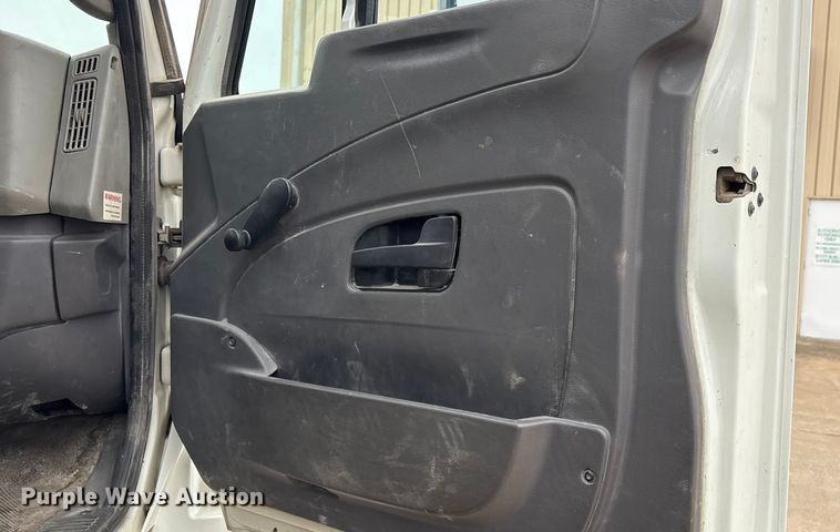 image for item EG8311 2009 International 4400 truck cab and chassis