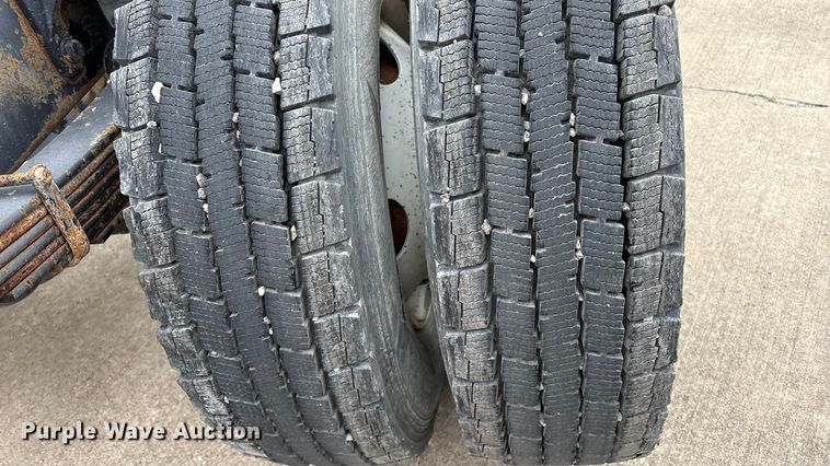 image for item EG8311 2009 International 4400 truck cab and chassis