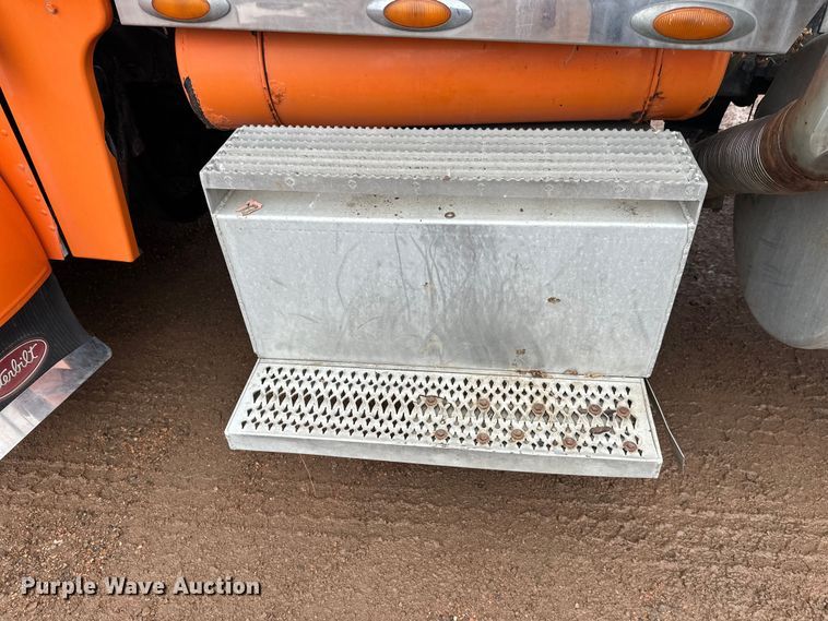 image for item EL0050 2005 Peterbilt 379 semi truck