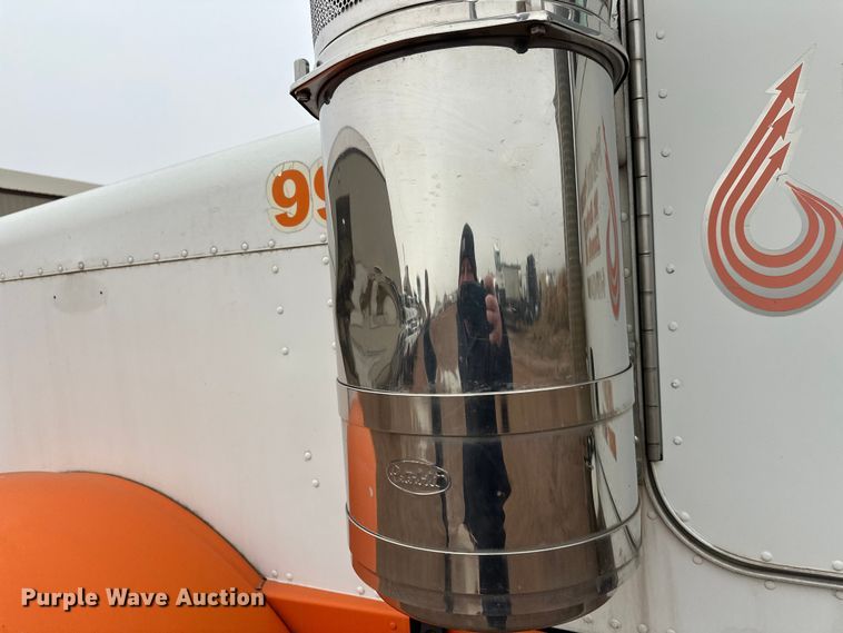 image for item EL0050 2005 Peterbilt 379 semi truck