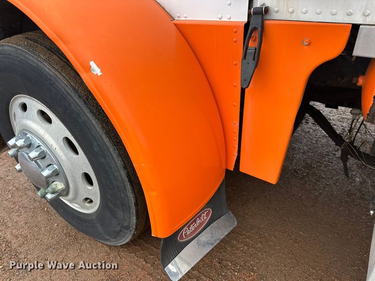 image for item EL0050 2005 Peterbilt 379 semi truck