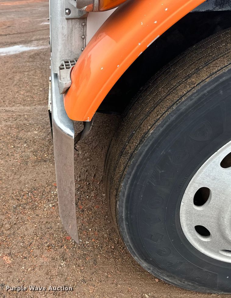 image for item EL0050 2005 Peterbilt 379 semi truck