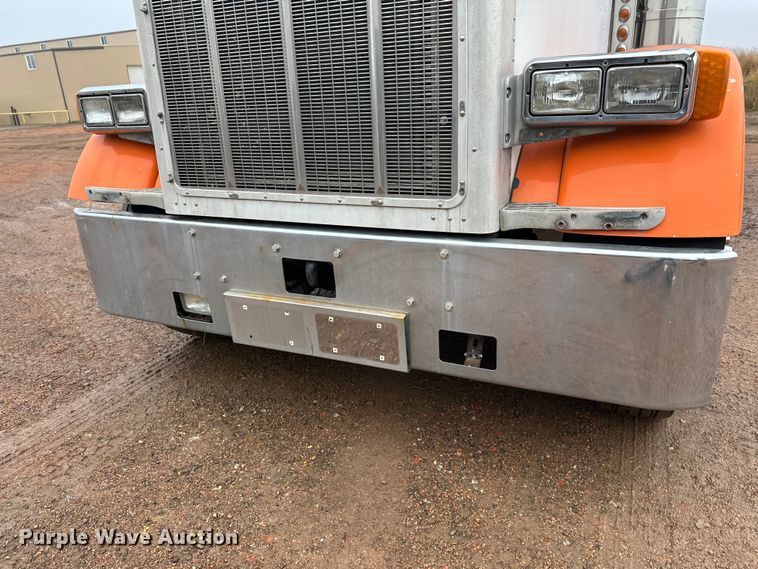 image for item EL0050 2005 Peterbilt 379 semi truck