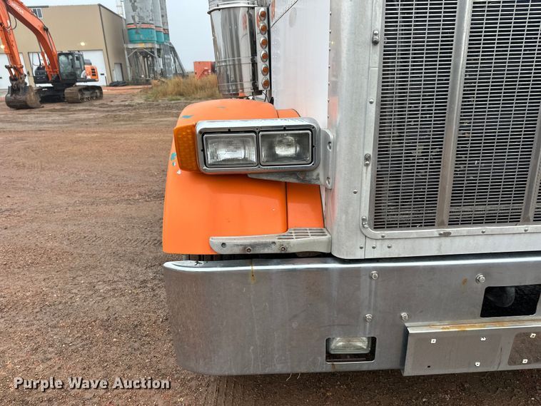 image for item EL0050 2005 Peterbilt 379 semi truck