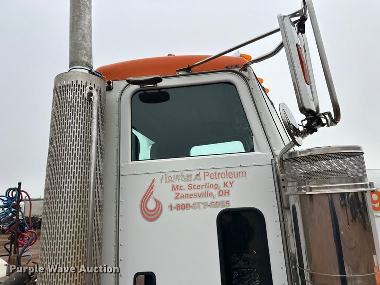 image for item EL0050 2005 Peterbilt 379 semi truck