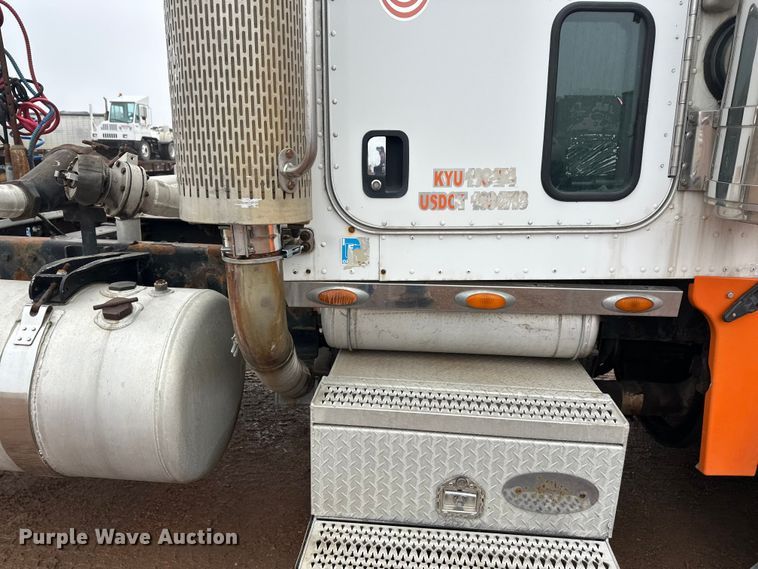 image for item EL0050 2005 Peterbilt 379 semi truck