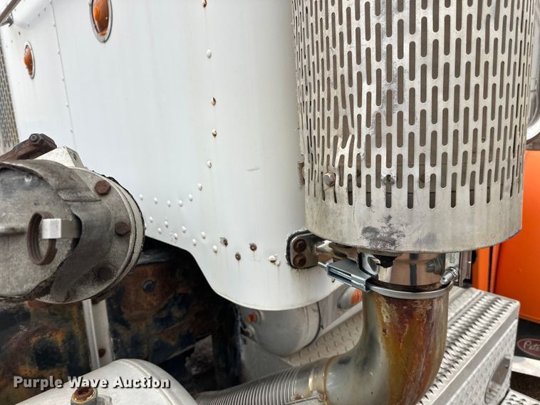 image for item EL0050 2005 Peterbilt 379 semi truck