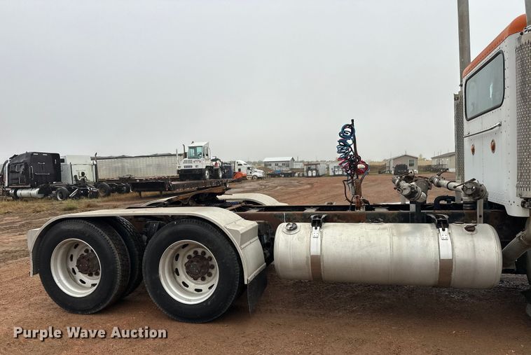 image for item EL0050 2005 Peterbilt 379 semi truck