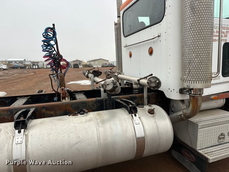 image for item EL0050 2005 Peterbilt 379 semi truck