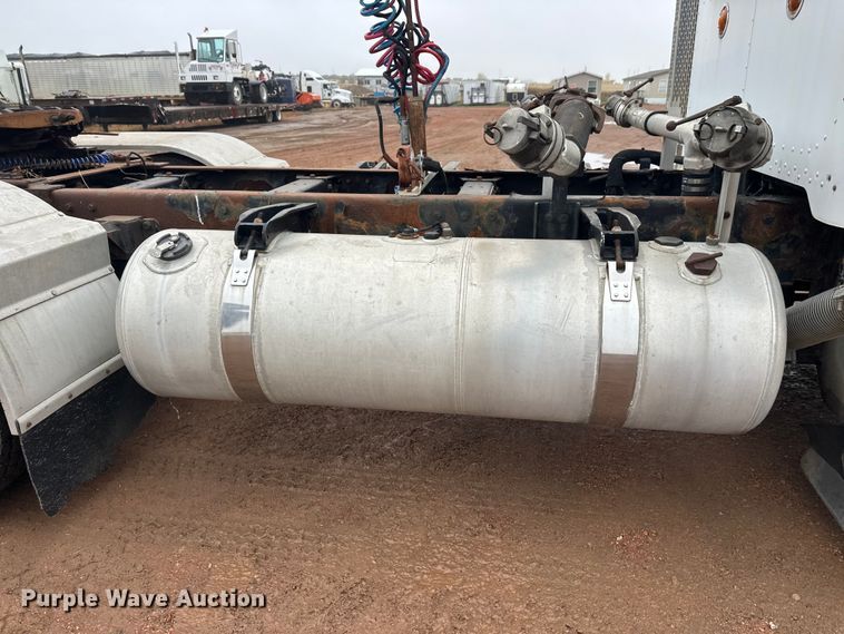 image for item EL0050 2005 Peterbilt 379 semi truck