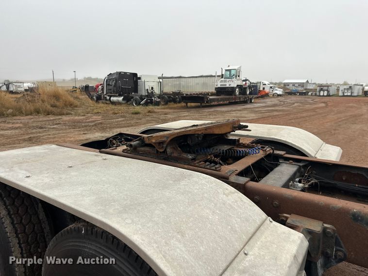 image for item EL0050 2005 Peterbilt 379 semi truck