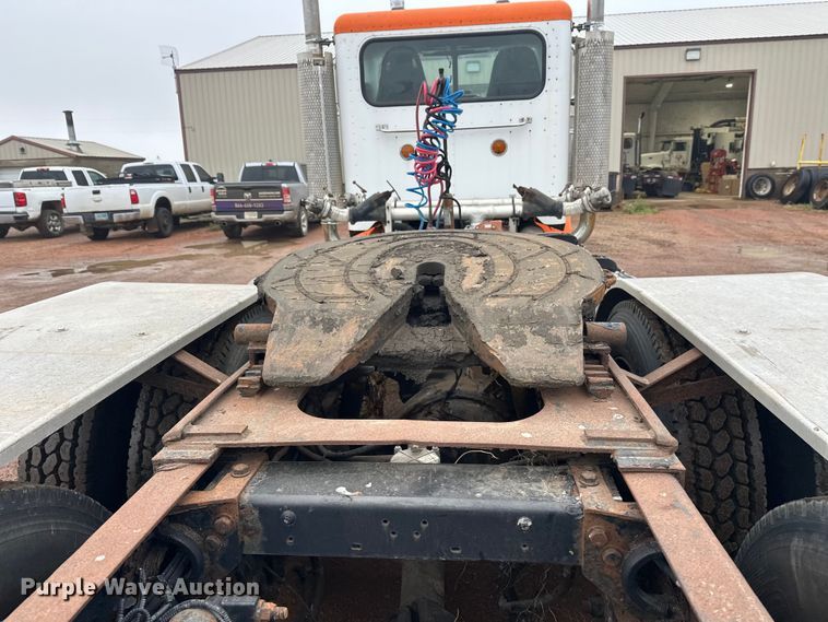 image for item EL0050 2005 Peterbilt 379 semi truck