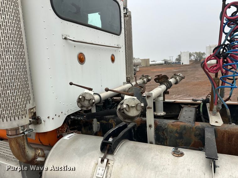 image for item EL0050 2005 Peterbilt 379 semi truck