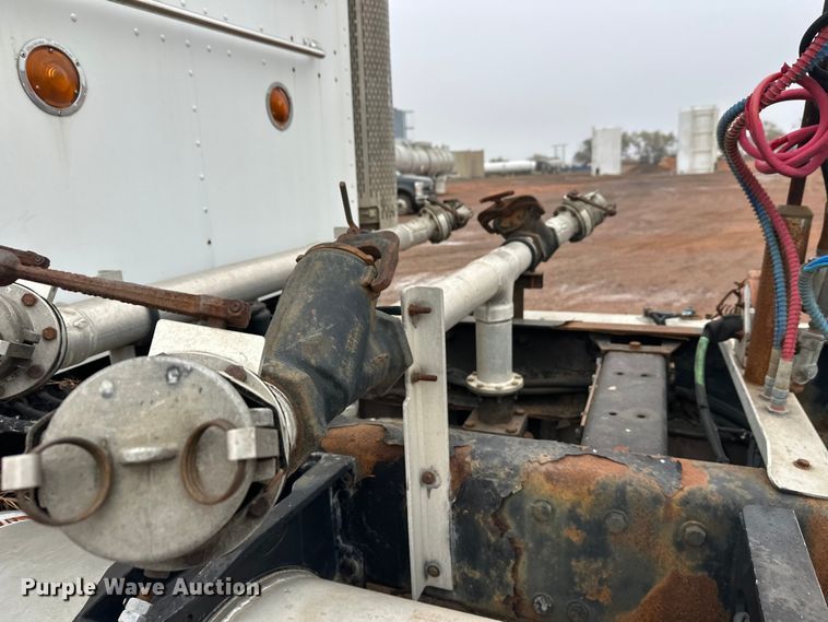 image for item EL0050 2005 Peterbilt 379 semi truck