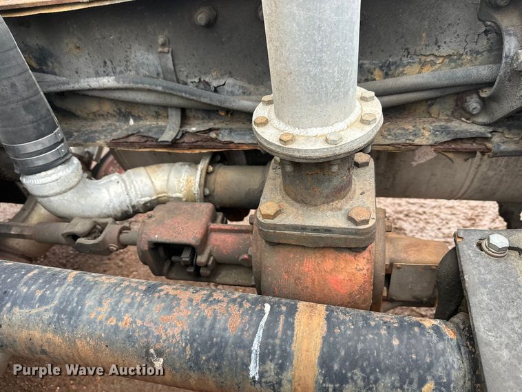 image for item EL0050 2005 Peterbilt 379 semi truck