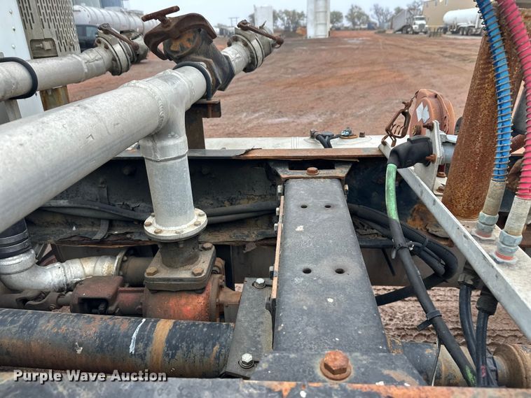 image for item EL0050 2005 Peterbilt 379 semi truck