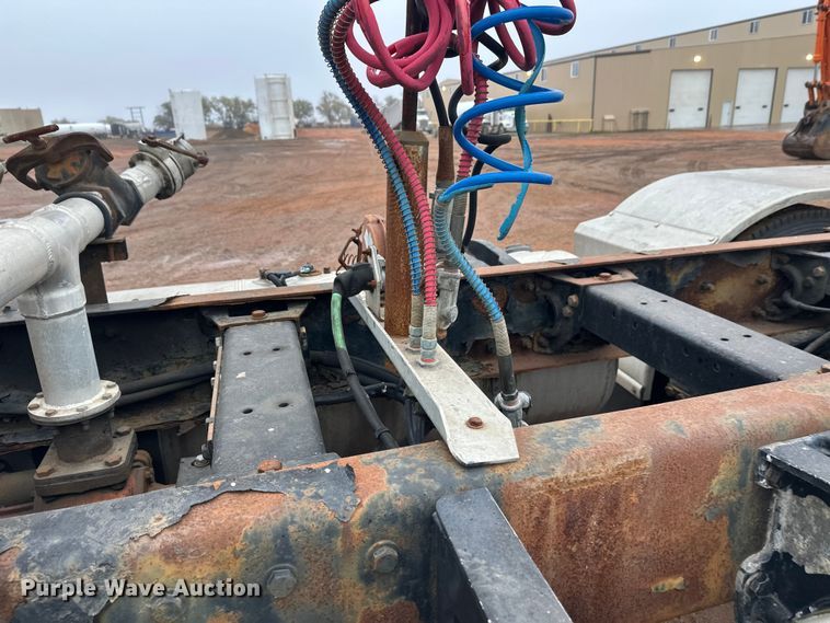 image for item EL0050 2005 Peterbilt 379 semi truck