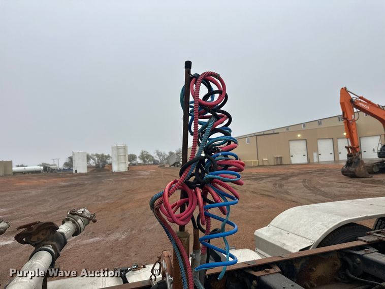 image for item EL0050 2005 Peterbilt 379 semi truck