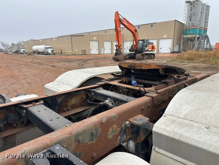 image for item EL0050 2005 Peterbilt 379 semi truck