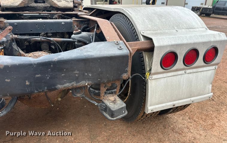 image for item EL0050 2005 Peterbilt 379 semi truck