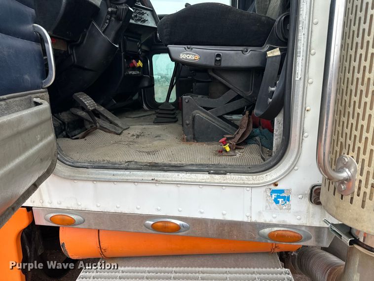 image for item EL0050 2005 Peterbilt 379 semi truck