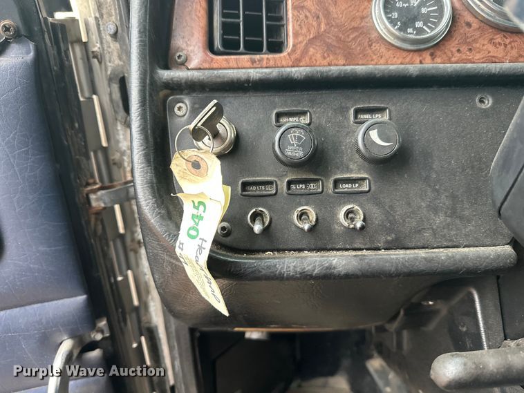 image for item EL0050 2005 Peterbilt 379 semi truck