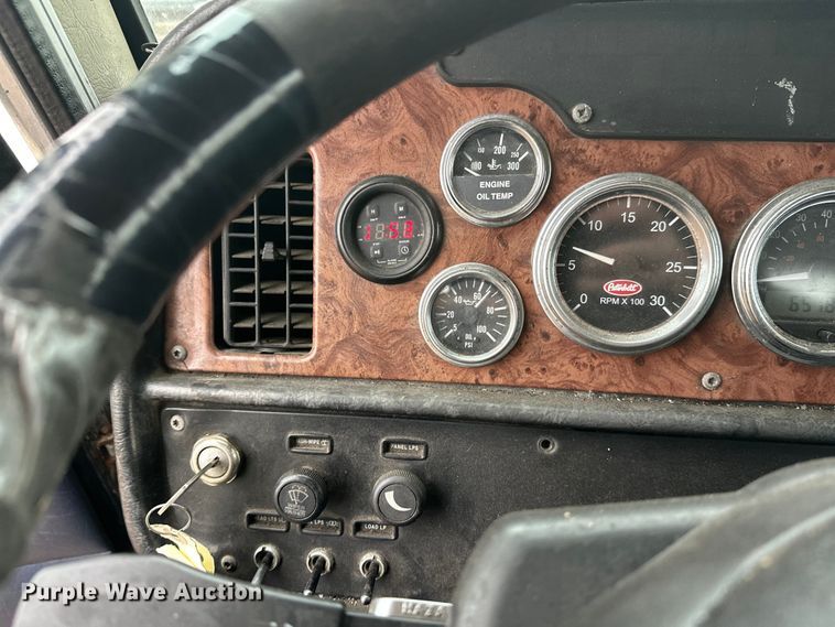 image for item EL0050 2005 Peterbilt 379 semi truck