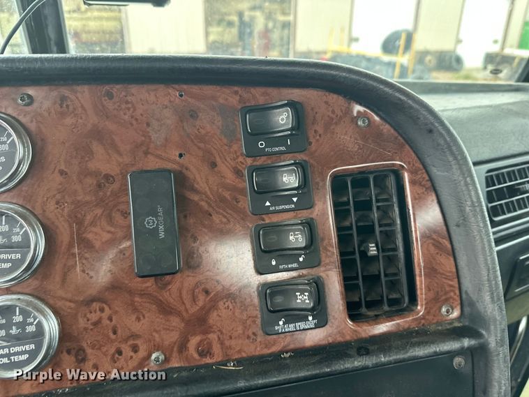 image for item EL0050 2005 Peterbilt 379 semi truck