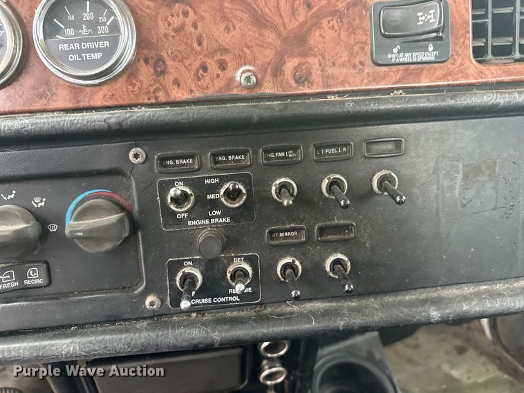 image for item EL0050 2005 Peterbilt 379 semi truck