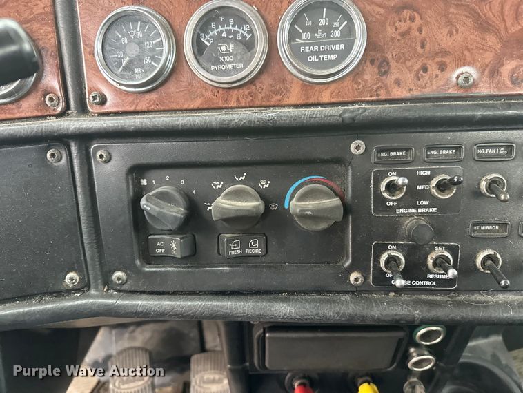 image for item EL0050 2005 Peterbilt 379 semi truck