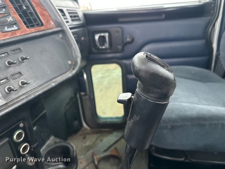 image for item EL0050 2005 Peterbilt 379 semi truck