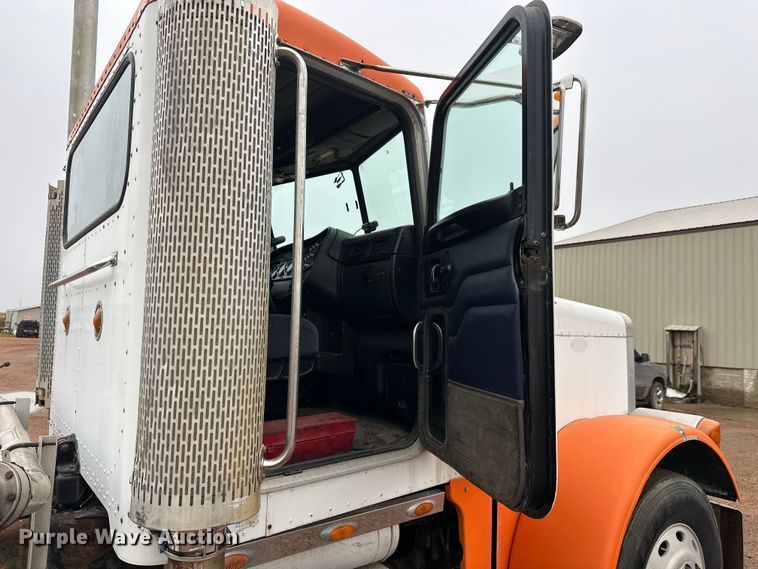 image for item EL0050 2005 Peterbilt 379 semi truck